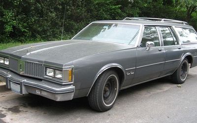 Oldsmobile Custom Cruiser - 1977