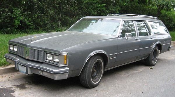 Oldsmobile Custom Cruiser - 1977
